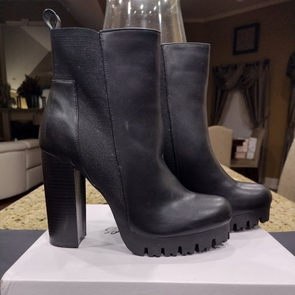 OCHO TOROS BLACK ANKLE HIGH BOOTIE